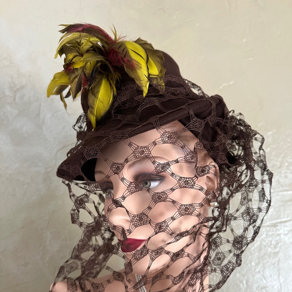 MESMERIZING 1940's BROWN FELT HAT. AMAZING FULL VEIL + YELLOW/BROWN/RED FEATHERS - Picture 5 of 14